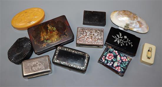 Assorted small boxes including papier mache, horn and shell.